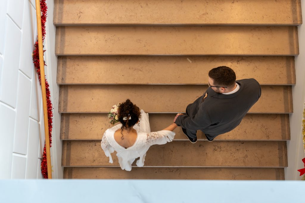 mariés dans un escalier