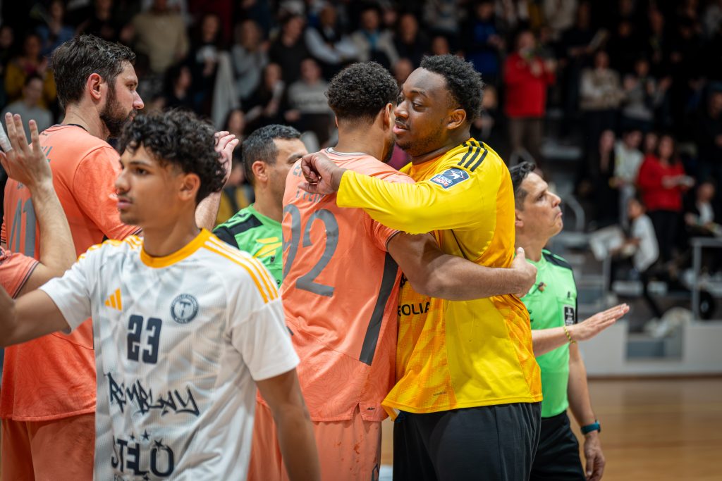 sportif qui s'enlace à la fin d'un match